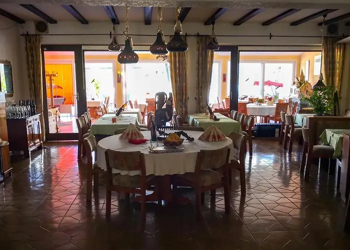 Hotel Weinhaus Burg-schneider *